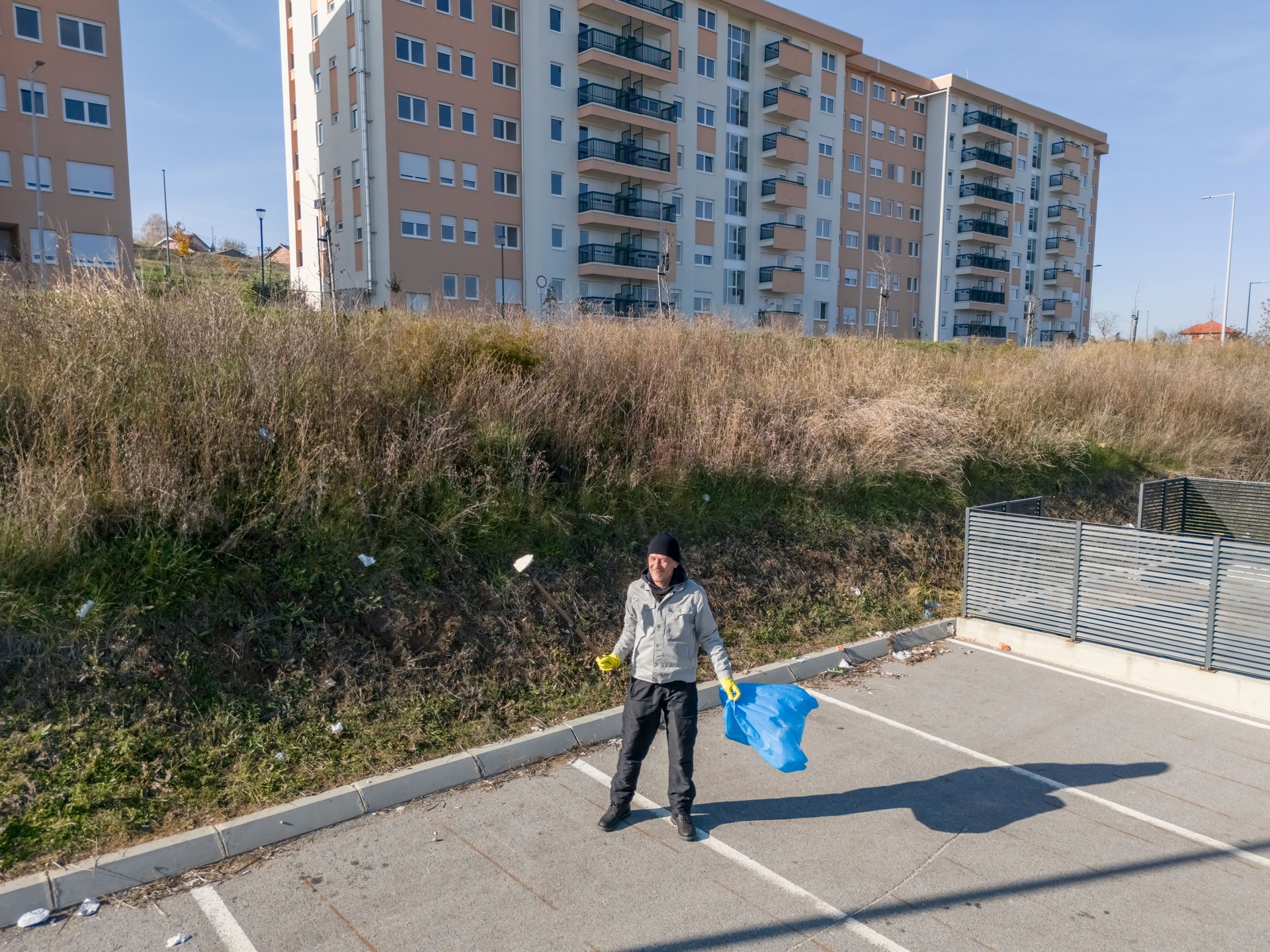 Volunteer clean up trash in the city